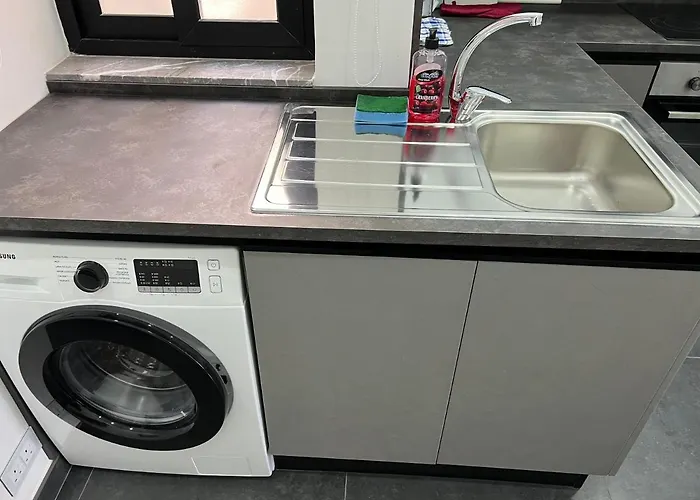Cosy & Modern Top Floor 1-Bedroom Apartment